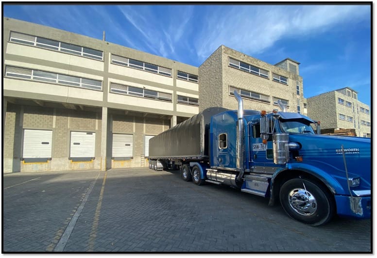 Carga industrial pesada en operación de transporte